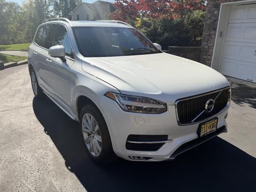 White 2018 Volvo XC90 T6 Momentum