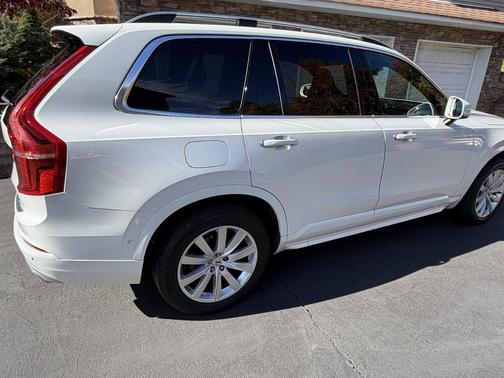 White 2018 Volvo XC90 T6 Momentum