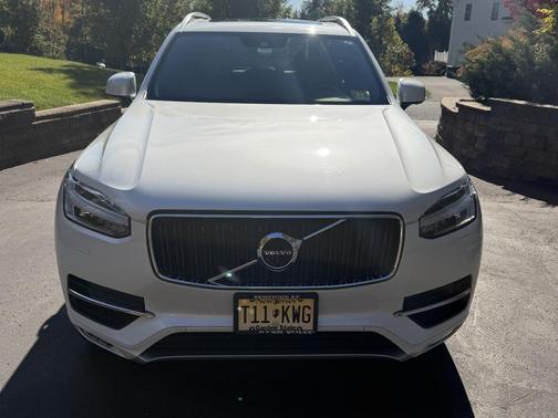 White 2018 Volvo XC90 T6 Momentum