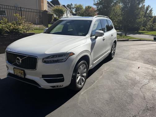 White 2018 Volvo XC90 T6 Momentum
