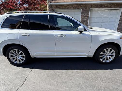 White 2018 Volvo XC90 T6 Momentum
