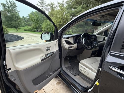 Black 2016 Toyota Sienna XLE Premium