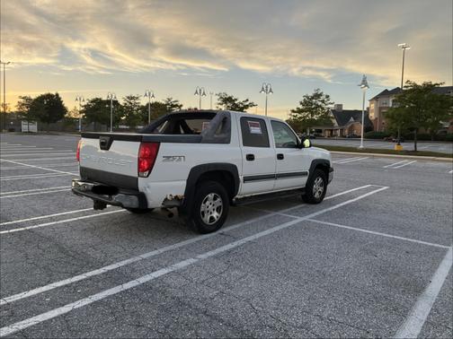 White 2004 Chevrolet Avalanche 1500