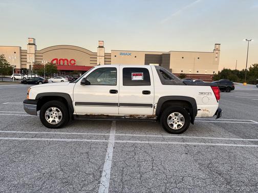 White 2004 Chevrolet Avalanche 1500