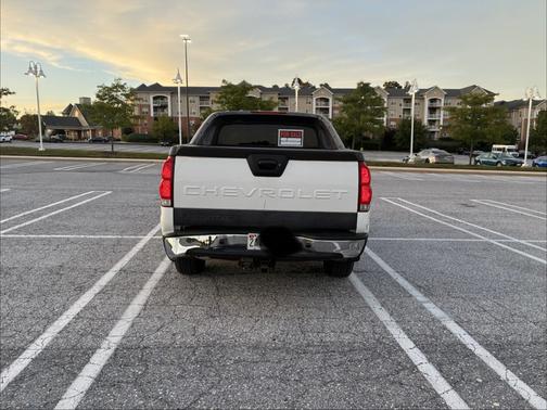 White 2004 Chevrolet Avalanche 1500