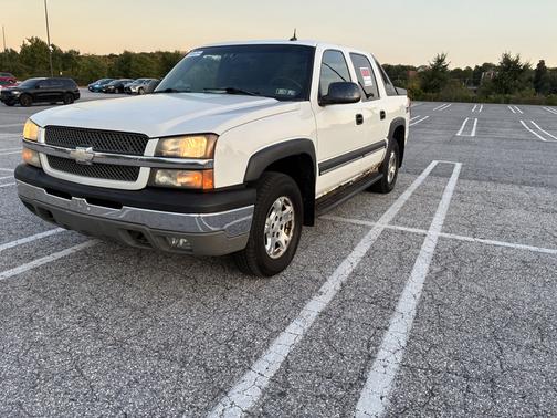 White 2004 Chevrolet Avalanche 1500