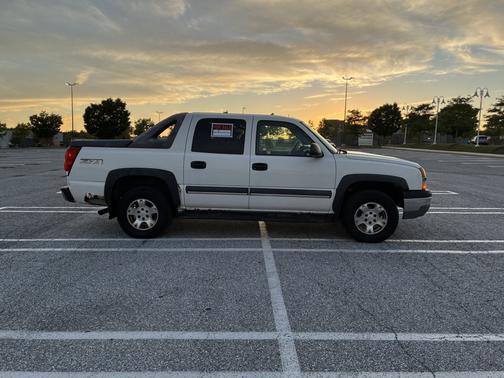 White 2004 Chevrolet Avalanche 1500