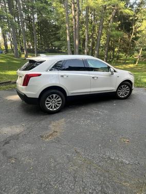 White 2017 Cadillac XT5 Luxury