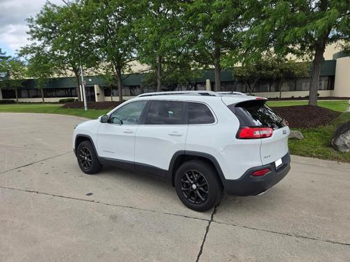 White 2017 Jeep Cherokee Latitude