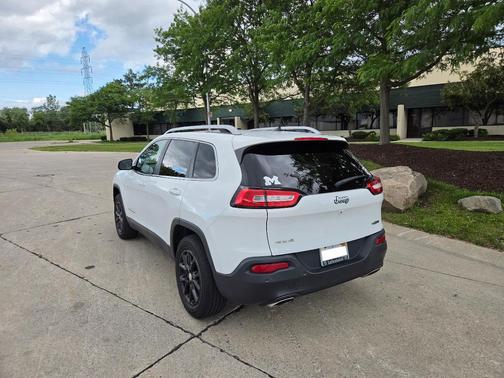 White 2017 Jeep Cherokee Latitude