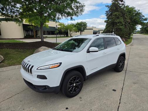 White 2017 Jeep Cherokee Latitude