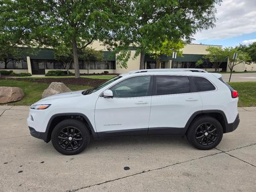 White 2017 Jeep Cherokee Latitude