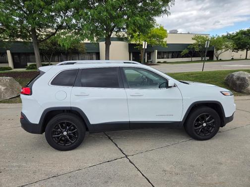 White 2017 Jeep Cherokee Latitude