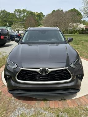 Gray 2023 Toyota Highlander XLE