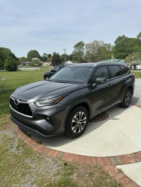 Gray 2023 Toyota Highlander XLE