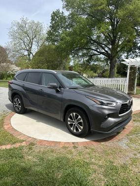 Gray 2023 Toyota Highlander XLE