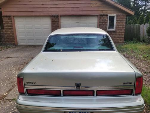 Beige 1997 Lincoln Town Car Signature