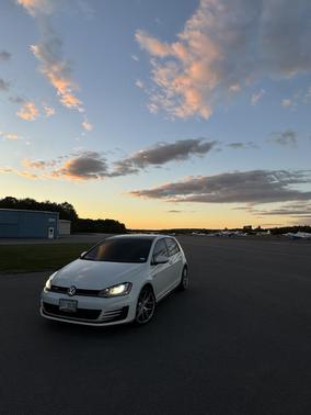 2015 Volkswagen Golf GTI 2.0T SE 4-Door