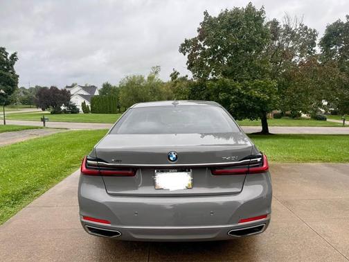 Gray 2022 BMW 740 i xDrive