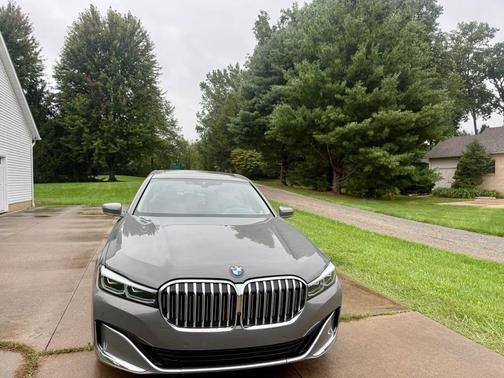 Gray 2022 BMW 740 i xDrive