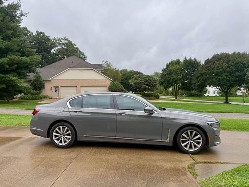 Gray 2022 BMW 740 i xDrive