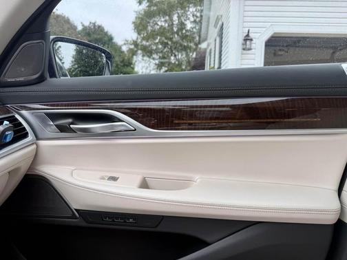 Gray 2022 BMW 740 i xDrive