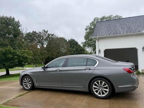 Gray 2022 BMW 740 i xDrive