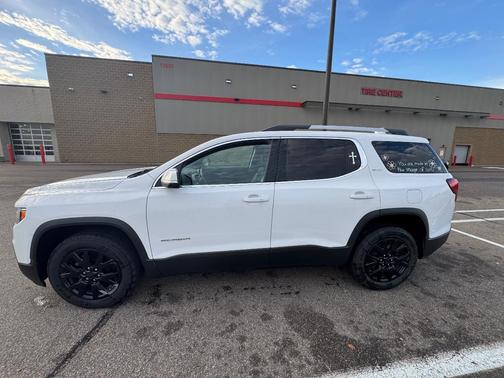 White 2023 GMC Acadia SLT