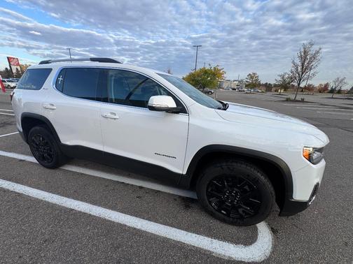 White 2023 GMC Acadia SLT