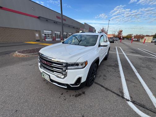 White 2023 GMC Acadia SLT