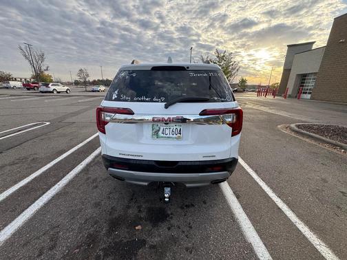 White 2023 GMC Acadia SLT