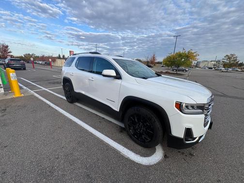 White 2023 GMC Acadia SLT