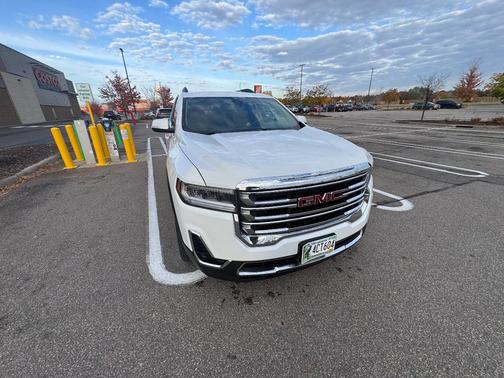White 2023 GMC Acadia SLT