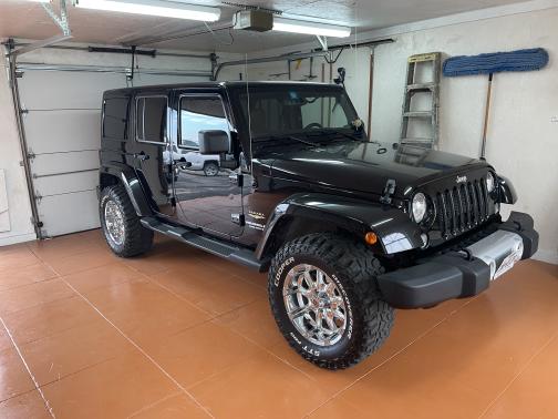 Photo 4 of 10 of 2014 Jeep Wrangler Unlimited Sahara