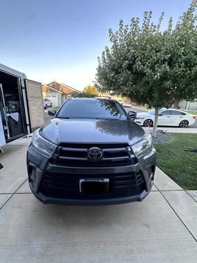 Gray 2018 Toyota Highlander SE
