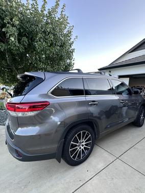 Gray 2018 Toyota Highlander SE