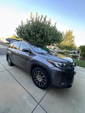 Gray 2018 Toyota Highlander SE