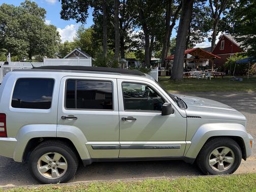Gray 2010 Jeep Liberty Sport