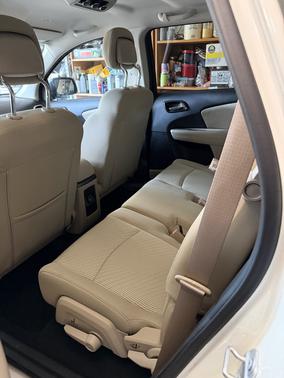 White 2018 Dodge Journey SE