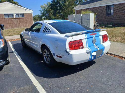 2005 Ford Mustang Deluxe