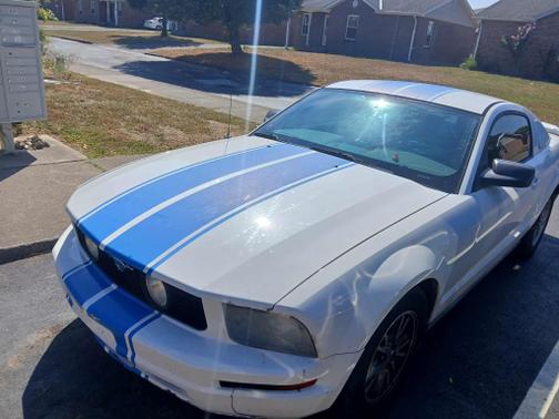 2005 Ford Mustang Deluxe