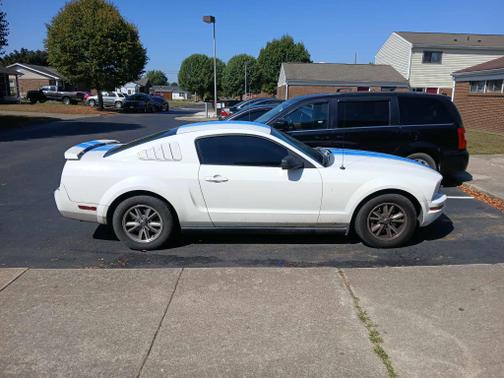 2005 Ford Mustang Deluxe