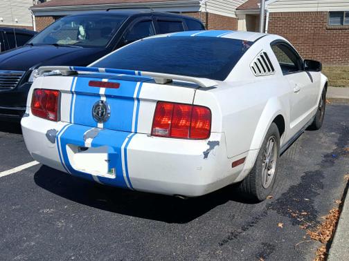 2005 Ford Mustang Deluxe
