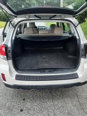 White 2014 Subaru Outback 2.5i