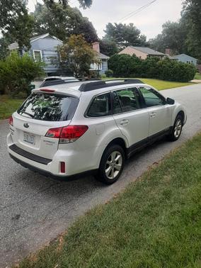 White 2014 Subaru Outback 2.5i