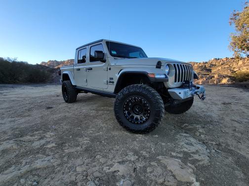 Photo 1 of 28 of 2020 Jeep Gladiator Sport S