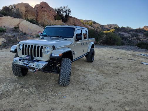 Photo 3 of 28 of 2020 Jeep Gladiator Sport S