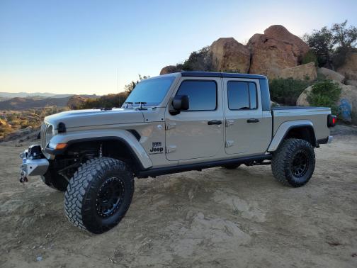 Photo 4 of 28 of 2020 Jeep Gladiator Sport S