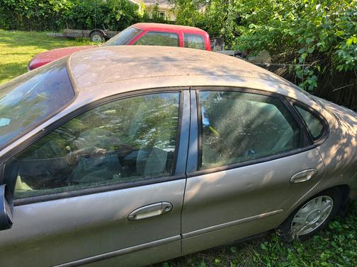 Gold 1999 Ford Taurus LX