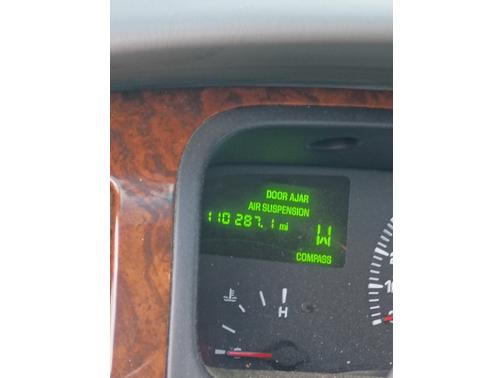 White 2002 Lincoln Town Car Executive